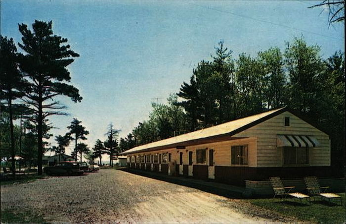 Pines on the Lake (Bero Beach Motel) - Vintage Postcard